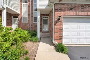 125 Chestnut Hills Cir, Burr Ridge, IL 60527 - Photo 2