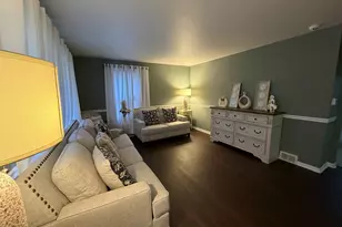 202 Hickory Rd, Oakwood Hills, IL 60013 - Photo 2