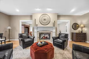 9025 Darien Woods Ct, Darien, IL 60561 - Photo 6