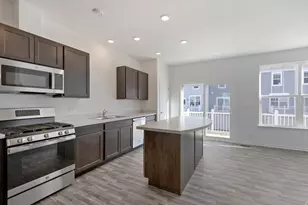 530 Wolverine Dr, Aurora, IL 60502 - Photo 4