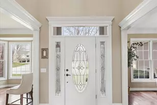 808 Wedgewood Dr, Crystal Lake, IL 60014 - Photo 2