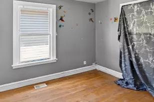 8106 S Burnham Ave, Chicago, IL 60617 - Photo 14