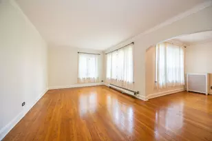 2430 W Greenleaf Ave, Chicago, IL 60645 - Photo 2