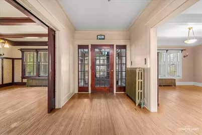 427 E Benton Street, Aurora, IL 60505 - Photo 4