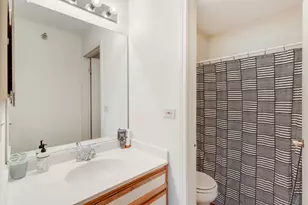 208 Glengarry Dr, Bloomingdale, IL 60108 - Photo 10