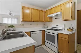 682 Fieldcrest Dr, South Elgin, IL 60177 - Photo 8