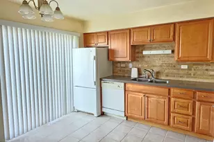 592 Lotus Ct, Wheeling, IL 60090 - Photo 2