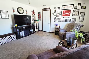 409 S Pleasant Ave, Centralia, IL 62801 - Photo 6