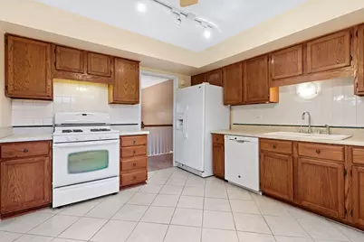 23W063 Blenheim Court, Glen Ellyn, IL 60137 - Photo 2