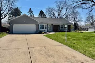 332 El Paso Ln, Carol Stream, IL 60188 - Photo 2