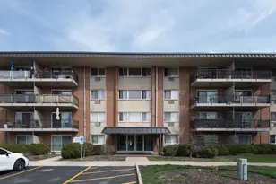 2206 S Goebbert Rd, Arlington Heights, IL 60005 - Photo 1