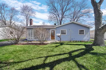 327 N Pershing Avenue, Mundelein, IL 60060 - Photo 2