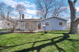 327 N Pershing Ave, Mundelein, IL 60060 - Photo 2