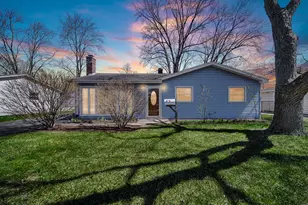 327 N Pershing Ave, Mundelein, IL 60060 - Photo 1