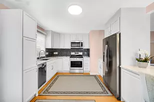 327 N Pershing Ave, Mundelein, IL 60060 - Photo 8