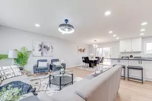 2712 Mohawk Ave, Woodridge, IL 60517 - Photo 2