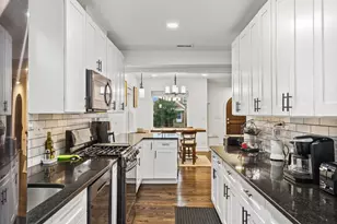 5226 W Eddy St, Chicago, IL 60641 - Photo 18