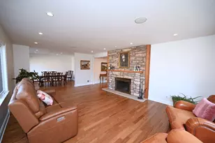 175 Lagoon Dr, Northfield, IL 60093 - Photo 8