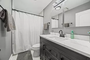 130 S Elm Tree Ln, Elmhurst, IL 60126 - Photo 14