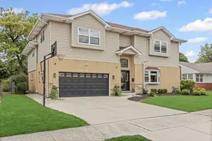 130 S Elm Tree Ln, Elmhurst, IL 60126 - Photo 2