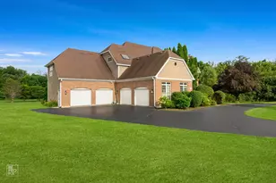 6709 Oakwood Manor Dr, Crystal Lake, IL 60012 - Photo 2