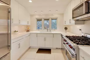 211 Briarwood Pass, Oak Brook, IL 60523 - Photo 10