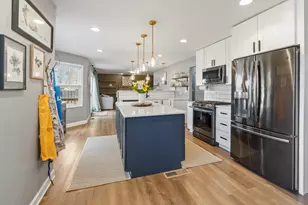 946 Pin Oak Cir, Cary, IL 60013 - Photo 4