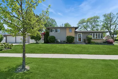 801 E Greenwood Drive, Mount Prospect, IL 60056 - Photo 2