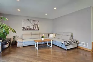 126 Borris Cir, Streamwood, IL 60107 - Photo 6