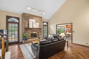 946 Montgomery Ct, Naperville, IL 60540 - Photo 4