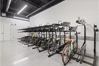 948 W Sunnyside Avenue #303, Chicago, IL 60640 - Photo 16