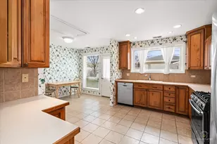 1028 W Villa Dr, Des Plaines, IL 60016 - Photo 8