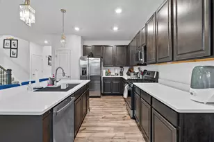 668 Braemore Lane, Yorkville, IL 60560 - Photo 8