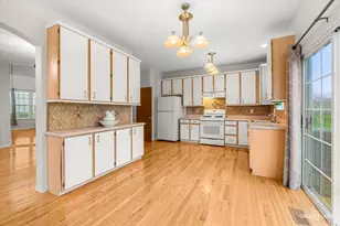 209 Grays Dr, Oswego, IL 60543 - Photo 6