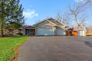 211 1/2 E Forest St, Marengo, IL 60152 - Photo 2