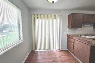 573 Greystone Ln, Wheeling, IL 60090 - Photo 10