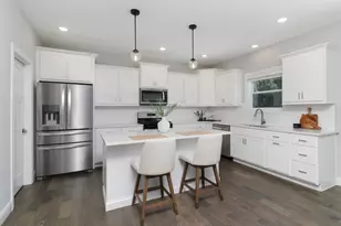 9 Brookstone Cir, Bloomington, IL 61704 - Photo 2