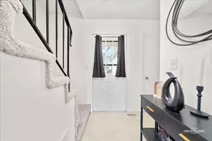 2437 Devonshire Ct, Aurora, IL 60502 - Photo 2