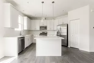 1944 Kingsley Cir, Northbrook, IL 60062 - Photo 4