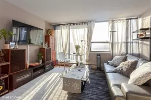 2740 N Pine Grove Ave, Chicago, IL 60614 - Photo 4