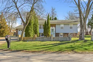 351 Catherine St, Aurora, IL 60505 - Photo 1