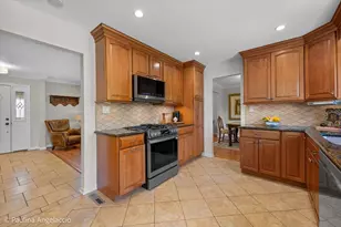 649 Greenbrier Ln, Crystal Lake, IL 60014 - Photo 10