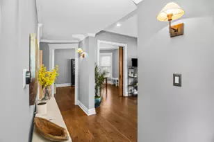 807 W Newport Ave, Chicago, IL 60657 - Photo 4