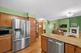 3195 Village Green Dr, Aurora, IL 60504 - Photo 8