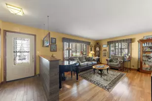 256 S Ellyn Ave, Glen Ellyn, IL 60137 - Photo 2