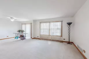 935 Brower Dr, Roselle, IL 60172 - Photo 2