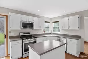 2219 Beaumont Ct, Aurora, IL 60502 - Photo 6