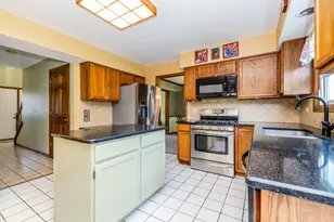 381 Millington Ln, Aurora, IL 60504 - Photo 8