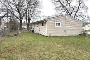 133 Golfview Ln, Carpentersville, IL 60110 - Photo 14