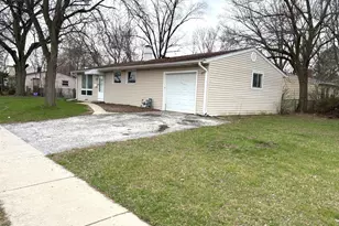 133 Golfview Ln, Carpentersville, IL 60110 - Photo 2